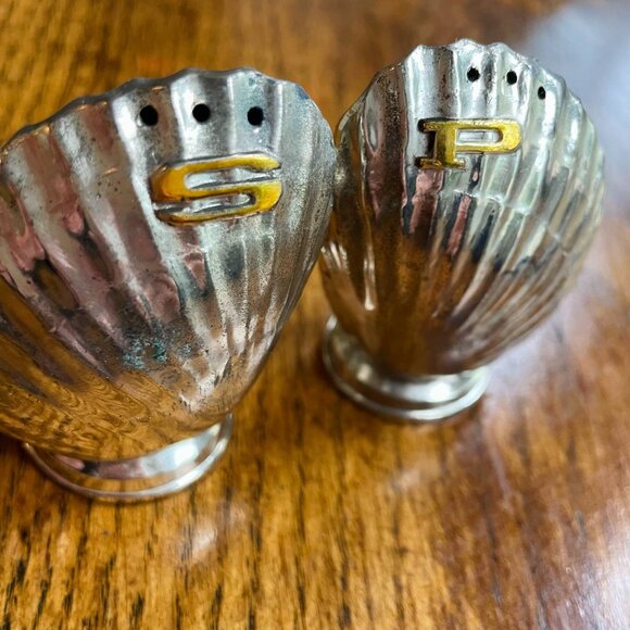 Vintage Clam Shell S&P Shakers - Picture 2 of 4